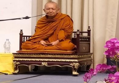 Memberikan Persembahan kepada Sangha dan Memuja Tapak Kaki Sang Buddha